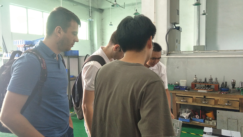 李總全程為客戶提供技術咨詢